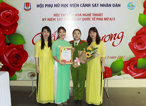 Chi hội Viện KHCS nhận giải đặc biệt Cắm hoa ngày Quốc tế phụ nữ
